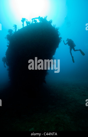 Tapis à Scuba Diver Cove épave, lagon de Beqa, Viti Levu, Fidji Banque D'Images