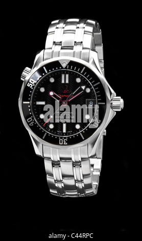 Omega Seamaster mans divers watch sur fond noir Banque D'Images