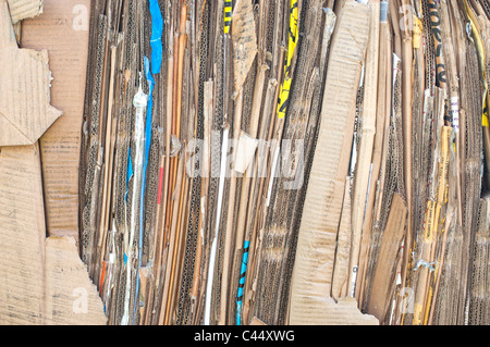 Pile de carton. Lié à ordures et prêts à être recyclés Banque D'Images