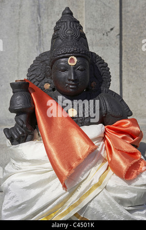 L'Angleterre, Londres, Manor Park, Temple Sri Murugan, Bouddha statue en bronze enveloppée dans un tissu rouge et blanc Banque D'Images