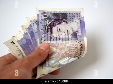 Heap de sterling billets détenus dans la main Banque D'Images