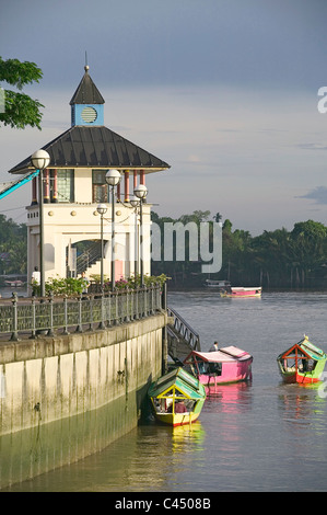 La Malaisie, Bornéo, Sarawak, Kuching, Analytik Jena (bateau-taxi) sur la rivière Sarawak tôt le matin Banque D'Images