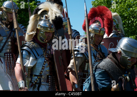 Soldats romains de la jambe ii avg groupe de reconstitution historique mis sur un écran maumbury rings, Dorchester, Dorset, Angleterre, Royaume-Uni. Banque D'Images