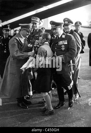 Hitler, Goering, Keitel, Dietrich und Brueckner accueilli par une fille forment la Ligue des jeunes filles allemandes (BDM), 1938 Banque D'Images