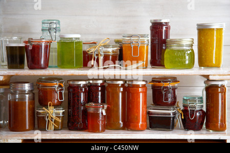 Un assortiment de pots de confiture et pickle on shelf Banque D'Images