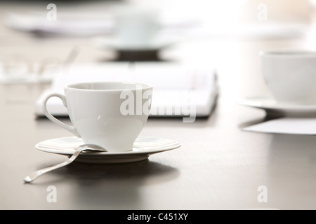 En milieu de matinée : tasse de café et des objets sur la table Banque D'Images