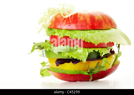 Image de vegetable burger composé de feuilles de laitue et tranches de pomme Banque D'Images