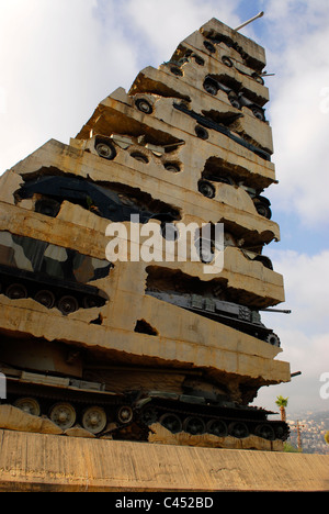 Espoir de paix sculpture par Armand Fernandez (1928-2005) à l'extérieur le Ministère libanais de la Défense, Yarze, Beyrouth, Liban. Banque D'Images