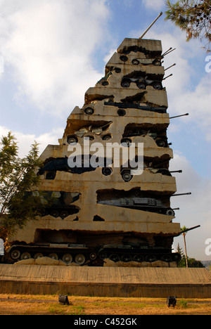 Espoir de paix sculpture par Armand Fernandez (1928-2005) à l'extérieur le Ministère libanais de la Défense, Yarze, Beyrouth, Liban. Banque D'Images