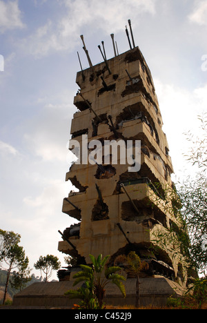 Espoir de paix sculpture par Armand Fernandez (1928-2005) à l'extérieur le Ministère libanais de la Défense, Yarze, Beyrouth, Liban. Banque D'Images