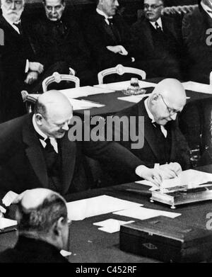 Gustav Stresemann et Hans Luther signer les traités de Locarno, 1925 Banque D'Images