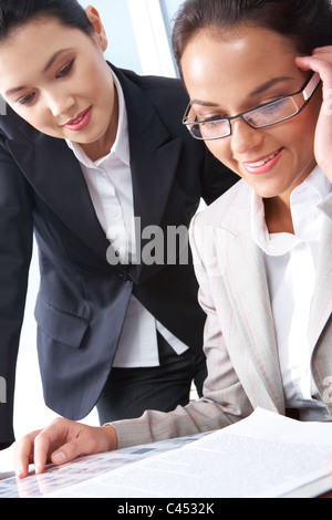 Portrait de femme d'affaires de discuter d'un plan de travail Banque D'Images