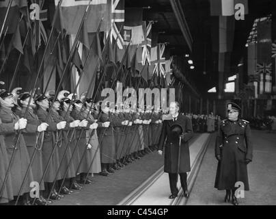 Arthur Neville Chamberlain et Benito Mussolini à la gare principale de Rome, 1939 Banque D'Images