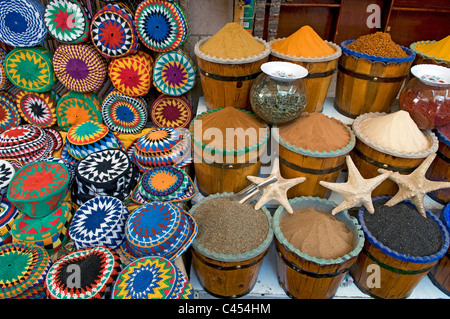 L'Égypte, Assouan, Souq, divers caps et d'épices sur market stall, close-up Banque D'Images