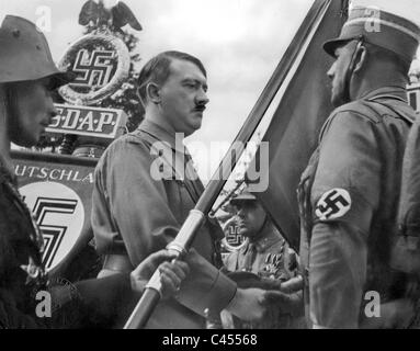 Adolf Hitler lors de la Consécration du drapeau 'Blood' sur le parti nazi Rally, 1934 Banque D'Images