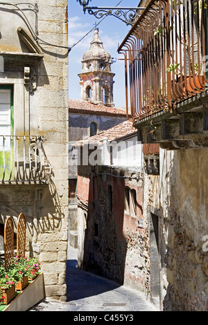 Italie, Sicile, Castiglione di Sicilia, scène de rue dans le vieux quartier Banque D'Images