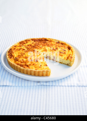 La quiche lorraine sur plaque, close-up Banque D'Images