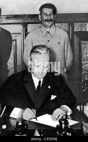 Staline et Ribbentrop lors de la signature de le pacte Hitler-Staline Banque D'Images