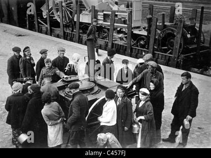 Les travailleurs forcés du thé à partir d'une cuisine de campagne , 1942 Banque D'Images