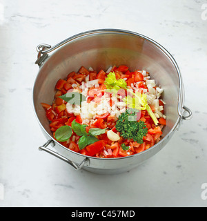 Tomates, oignons, ail et fines herbes dans la préservation de pan, close-up Banque D'Images