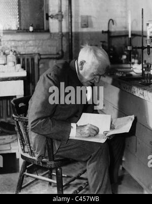 Thomas Alva Edison dans son laboratoire, 1929 Banque D'Images