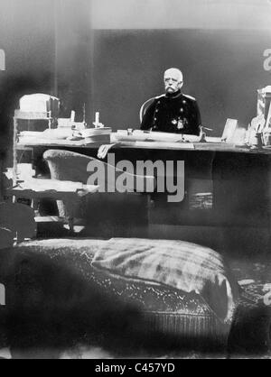 Otto von Bismarck à son bureau, 1889 Banque D'Images