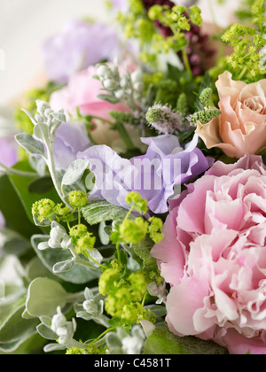 Bouquet de fleurs roses, pivoines, y compris des fleurs de pois, alchemilla, menthe verte, close-up Banque D'Images
