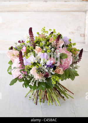 Bouquet de fleurs, rose, y compris alchemilla pivoine, iysimachia, sweetpea Banque D'Images