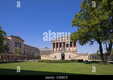 Alte Nationalgalerie ou ancienne Galerie Nationale et le Neues Museum sur l'île aux musées ou à Mitte Museumsinsel Berlin Allemagne Europe Banque D'Images