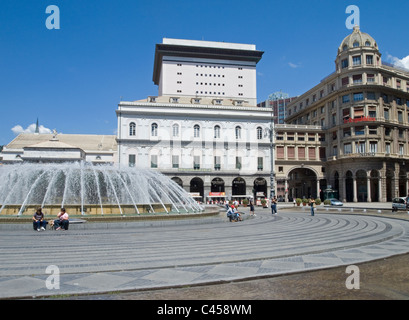 Fontaine de Piazza de Ferrari et Palazzo dell'Accademia ligustica di belle arti (Académie Ligurienne des Beaux-Arts), Gênes, Ligurie, Italie Banque D'Images