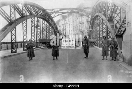 Les troupes loyales au gouvernement de bloquer le pont Hansa au cours de l'insurrection spartakiste, 1919 Banque D'Images