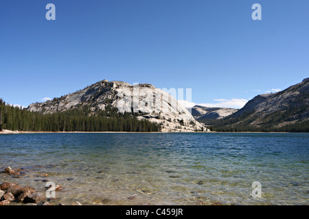 Spectaculaire Lac Tenaya dans Yosemite National Park Banque D'Images