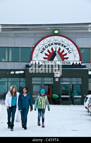 Les jeunes à l'avant du centre communautaire de Mistissini collectivité crie natif du nord du Québec (Canada) Jamesie Banque D'Images