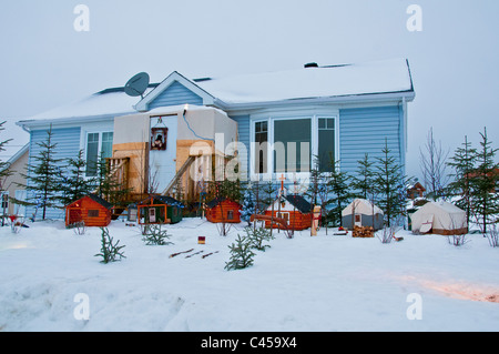 Décorations indigènes de Noël en face d'une maison, de la communauté autochtone crie de Mistissini, le Nord du Québec, Canada Banque D'Images