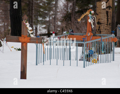 Dans le cimetière de la communauté autochtone crie de Mistissini, le Nord du Québec, Canada Banque D'Images