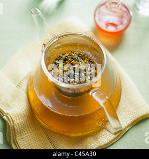 Marigold et menthe poivrée Tisane dans tea pot, close-up Banque D'Images