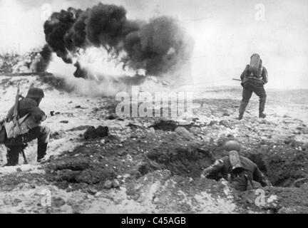 Les soldats allemands pendant le combat pour un bunker sur la ligne de Staline, 1941 Banque D'Images