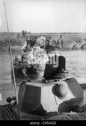 La colonne char allemand traverse une rivière sur le front de l'Est, 1941 Banque D'Images