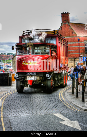 Whitby, Yorkshire, Angleterre ancienne gloire camion à vapeur, bus, steambus attraction touristique Banque D'Images