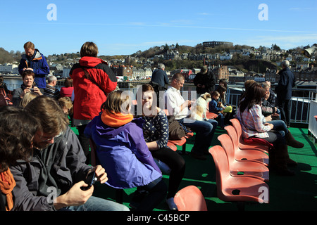 Ferry Calmac 'Isle of Mull' bondés de gens à Oban avant le départ Banque D'Images