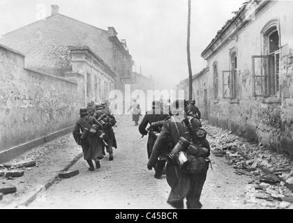 L'infanterie allemande nazie pendant la guerre urbaine en Crimée, 1942 Banque D'Images