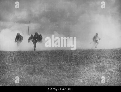 La pratique de l'infanterie allemande attaque par un groupe du gaz 1918 Banque D'Images