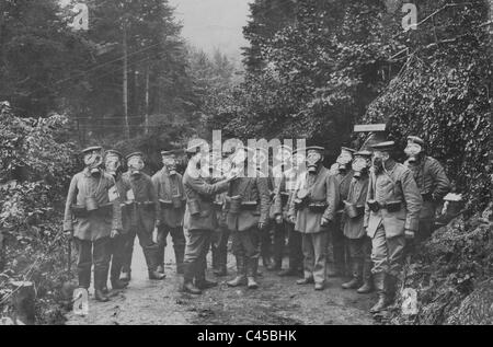 Les soldats allemands d'inspecter leurs masques à gaz, 1917 Banque D'Images