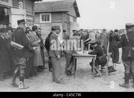 L'enregistrement des juifs dans le camp de Pithiviers en France Banque D'Images