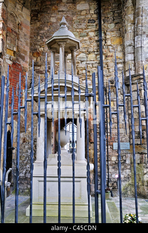 Une fontaine d'eau potable, mémorial de l'équipage du Titanic se trouve dans la tour de la cité médiévale, l'église de Holyrood Southampton Banque D'Images