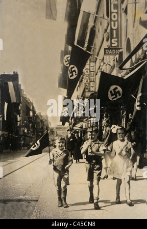 Les enfants avec un Drapeau à croix gammée Banque D'Images