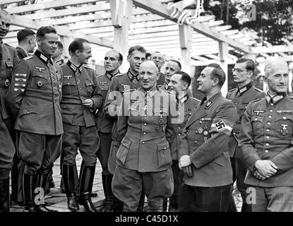 La Croix de Chevalier de l'infanterie porteur en pourparlers avec Artur Axmann Banque D'Images