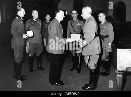 Hitler Gariboldi donne la Croix de Chevalier de la Croix, à gauche : Keitel, Schmundt Banque D'Images