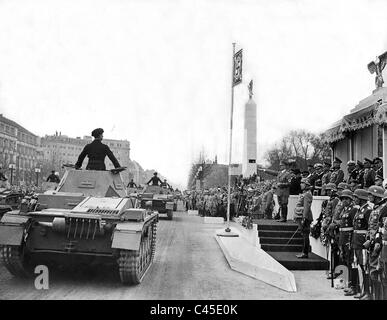 Adolf Hitler assume la parade à son anniversaire, 1939 Banque D'Images