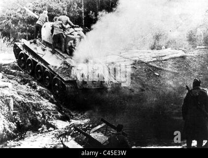 Des chars de l'Armée Rouge traversant l'Oderbruch dans la seconde guerre mondiale, 1945 Banque D'Images